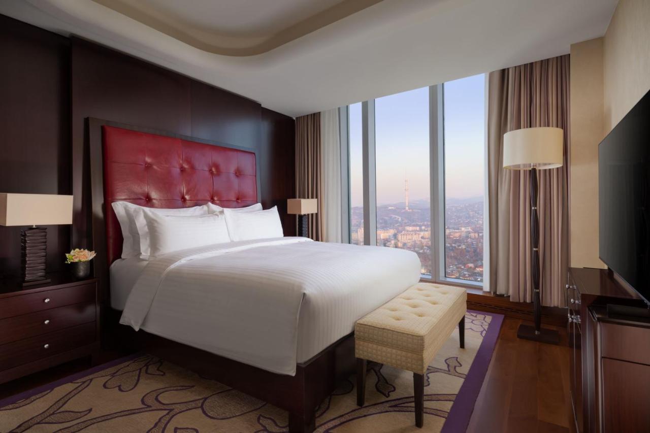 The Ritz-Carlton, Almaty Hotel Екстериор снимка